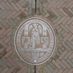 Logo de la Universidad de Leiden en la vereda