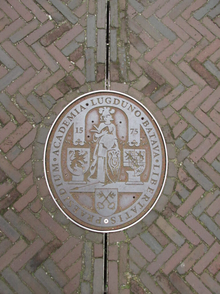 Logo de la Universidad de Leiden en la vereda